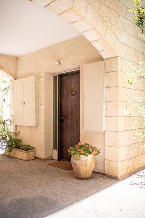Spacious By The Orient Hotel - 4 Bdr Apartment Yerusalem Bagian luar foto